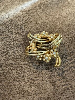 Gold Pearl Cluster Brooch - Elegant Women’s Jewelry
